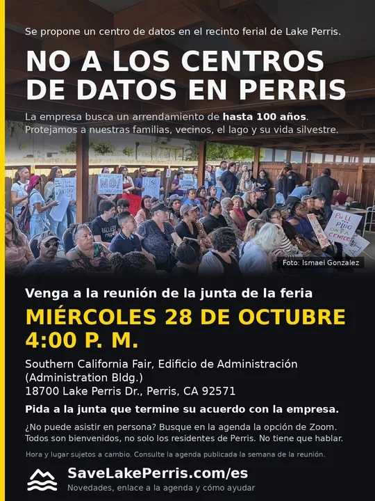 Volante: No a los centros de datos en Perris. Venga a la reunión de la junta de la feria, miércoles 28 de octubre, 4:00 p. m., 18700 Lake Perris Dr., Perris. Foto de una multitud con letreros.