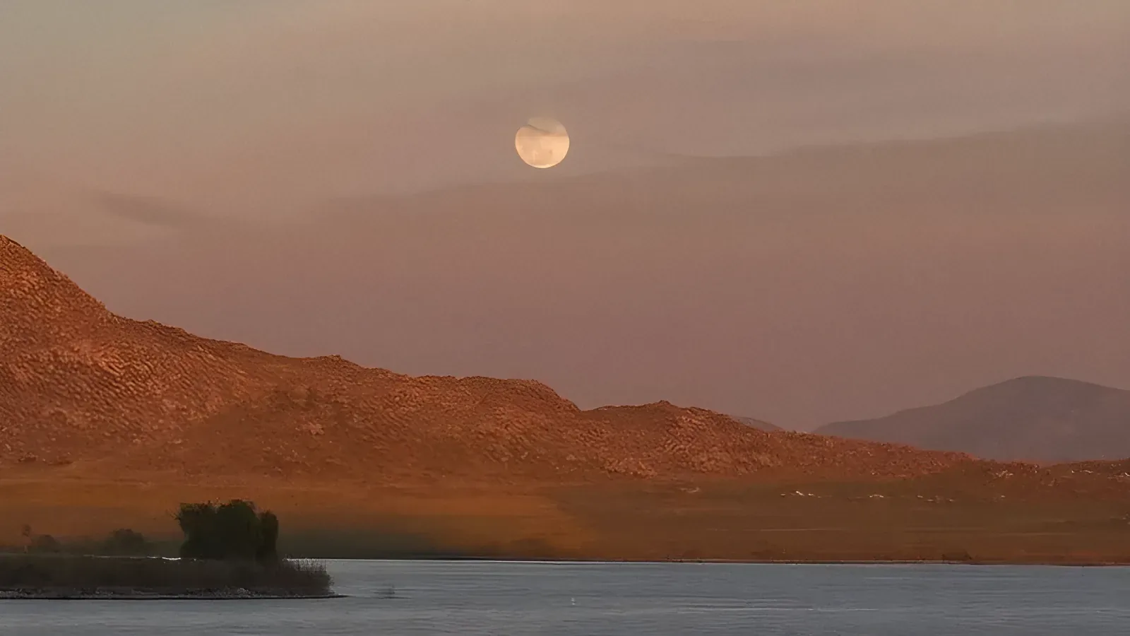 La luna saliendo sobre los cerros de Lake Perris